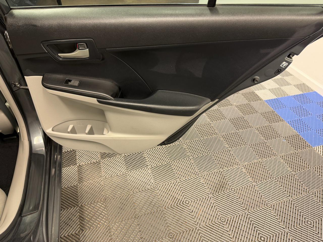 Toyota Camry 4dr Sdn I4 Auto LE (Natl) 2012