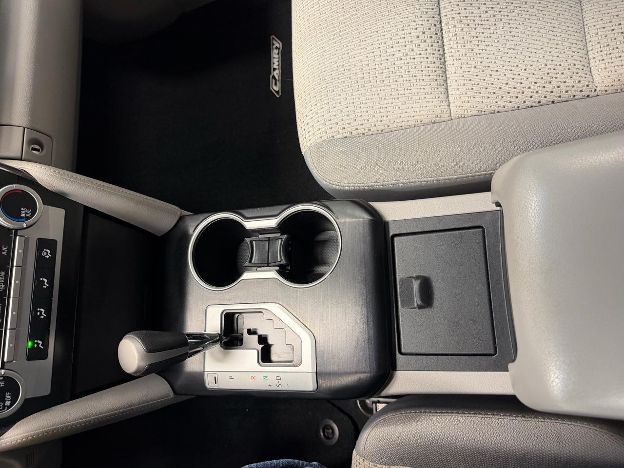 Toyota Camry 4dr Sdn I4 Auto LE (Natl) 2012