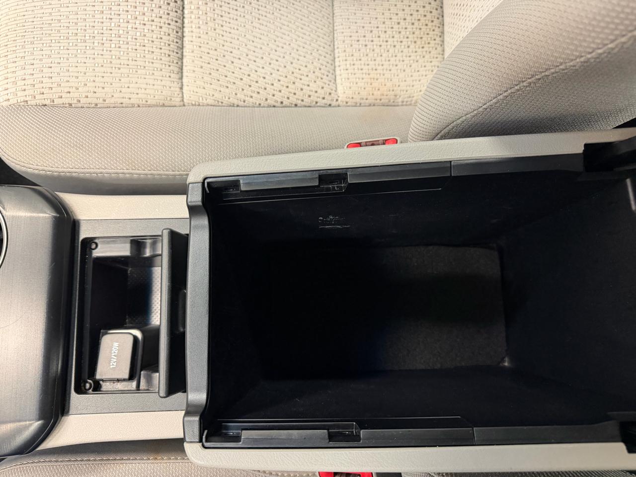 Toyota Camry 4dr Sdn I4 Auto LE (Natl) 2012