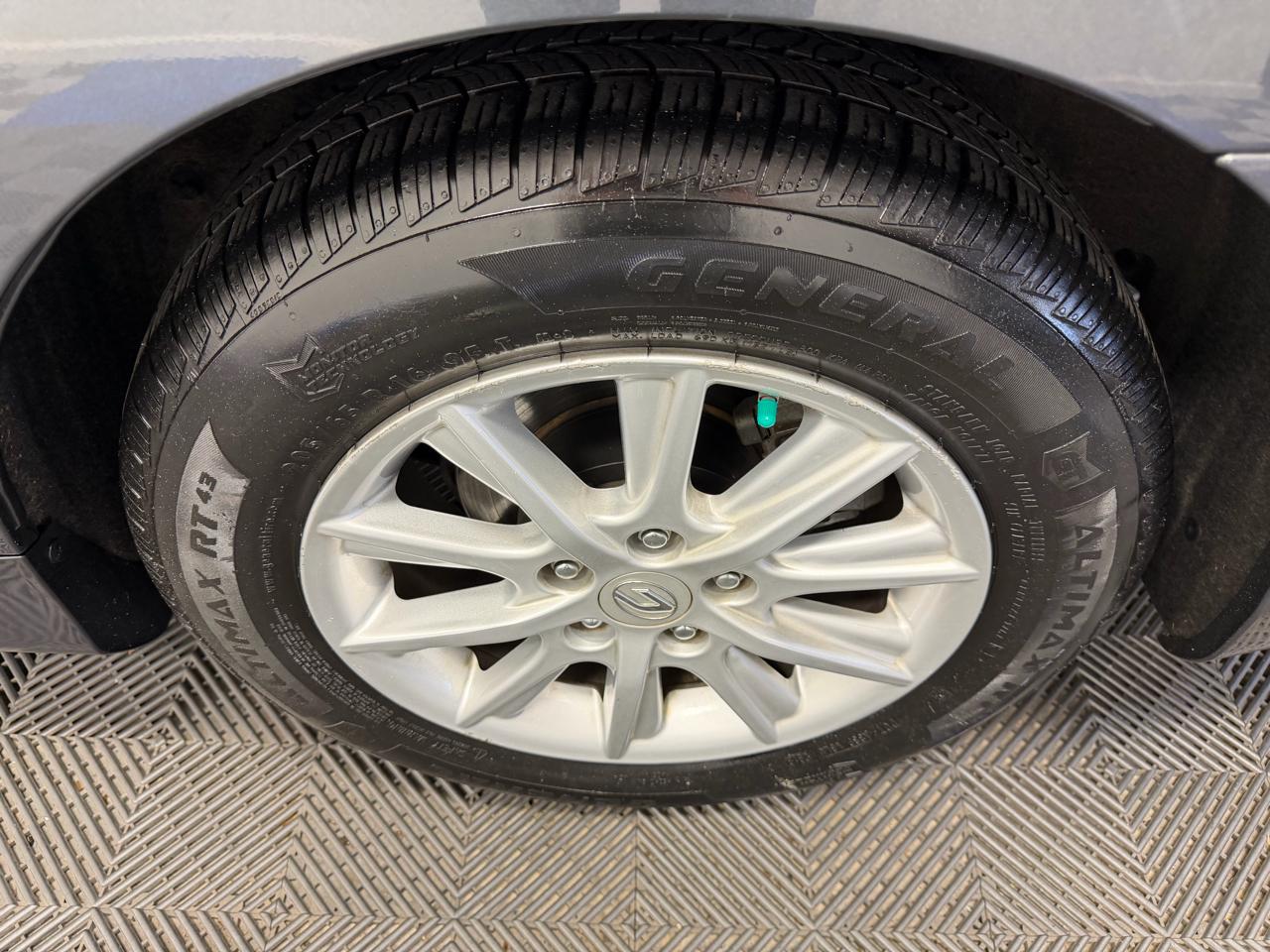 Toyota Camry 4dr Sdn I4 Auto LE (Natl) 2012