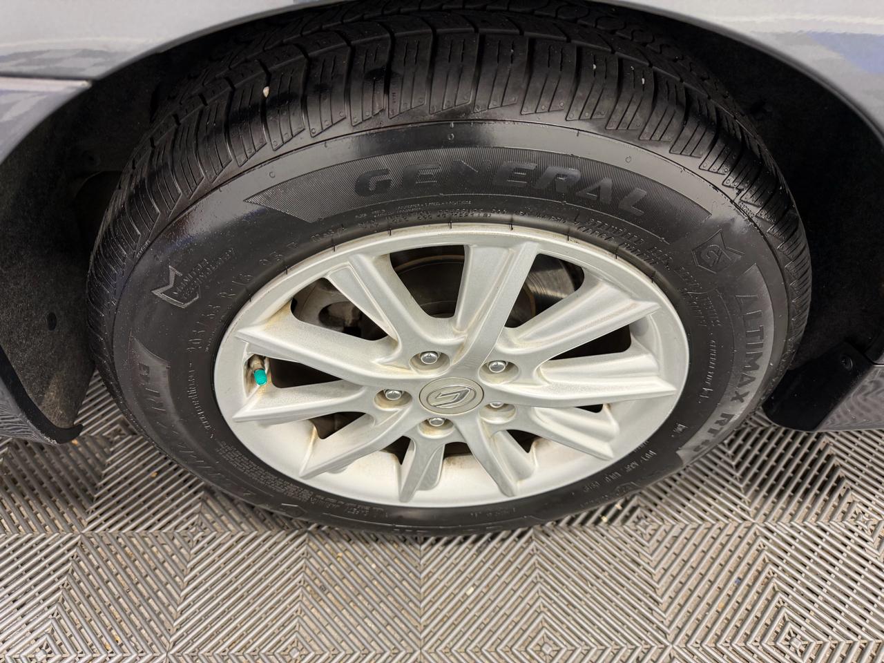 Toyota Camry 4dr Sdn I4 Auto LE (Natl) 2012
