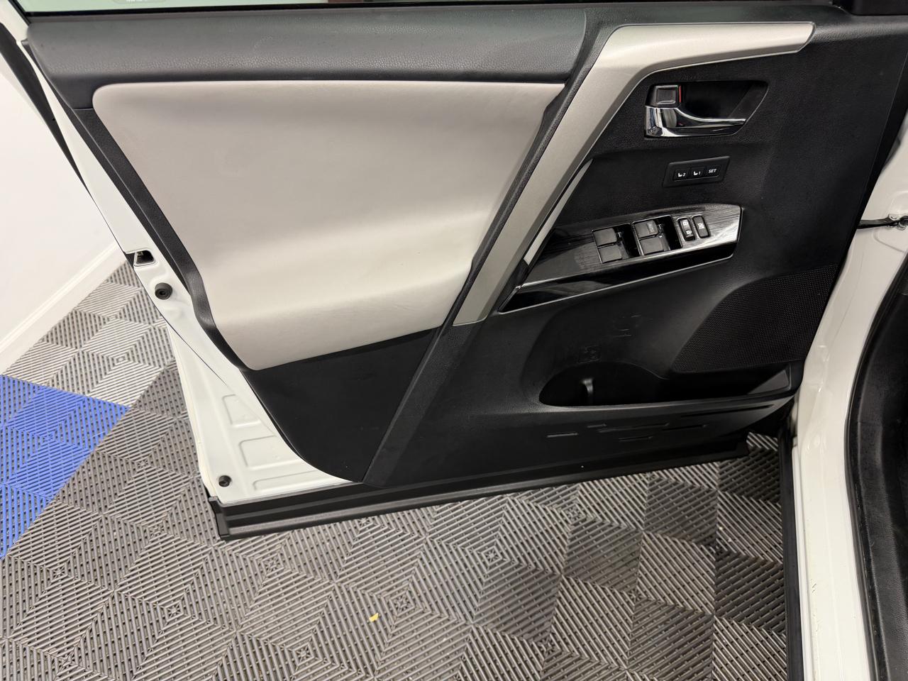 Toyota RAV4 Limited FWD (Natl) 2017