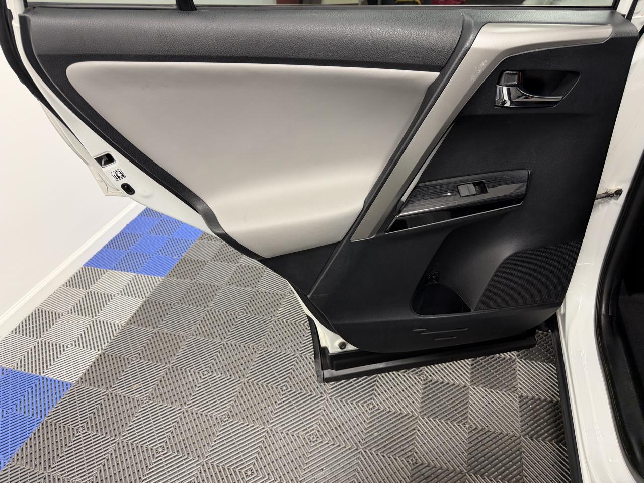 Toyota RAV4 Limited FWD (Natl) 2017