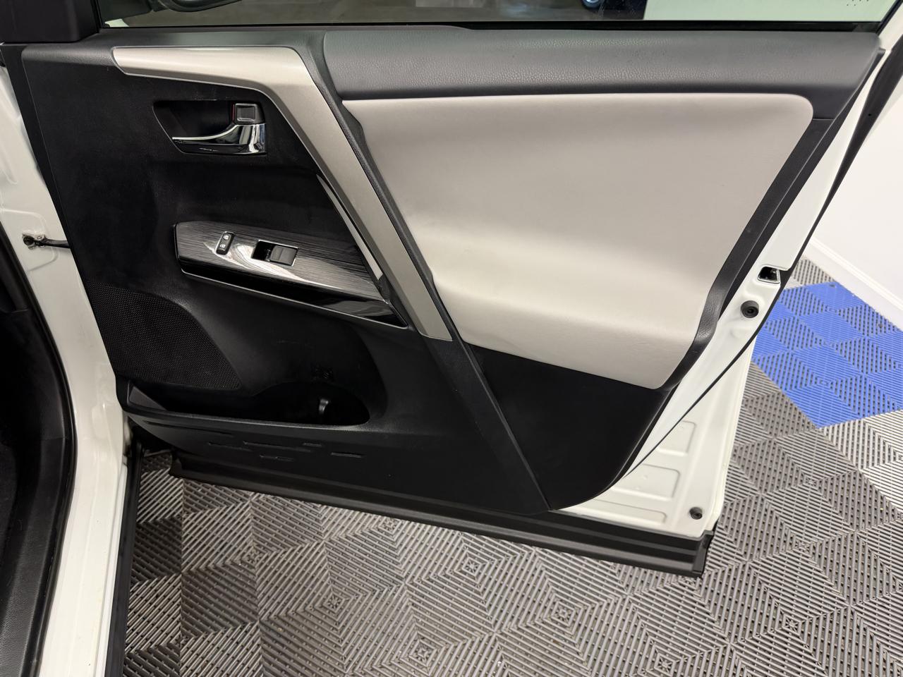 Toyota RAV4 Limited FWD (Natl) 2017