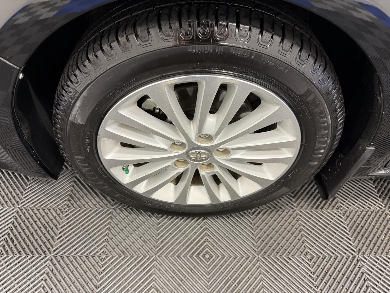 Toyota Avalon Hybrid 4dr Sdn XLE Premium (Natl) 2015