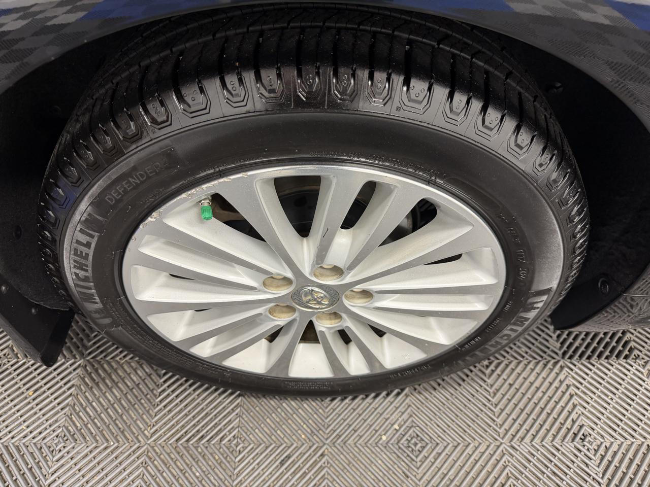 Toyota Avalon Hybrid 4dr Sdn XLE Premium (Natl) 2015