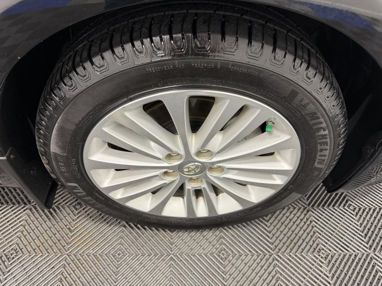 Toyota Avalon Hybrid 4dr Sdn XLE Premium (Natl) 2015