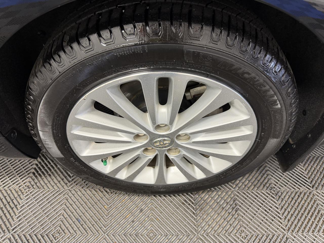 Toyota Avalon Hybrid 4dr Sdn XLE Premium (Natl) 2015