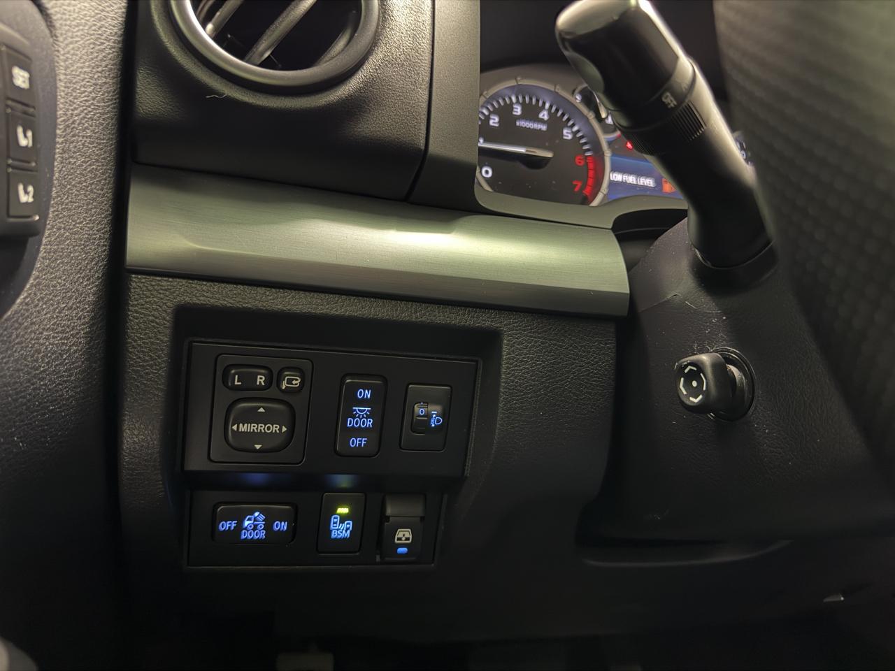 Toyota Tundra 4WD Truck CrewMax 5.7L FFV V8 6-Spd AT Platinum (Natl) 2015