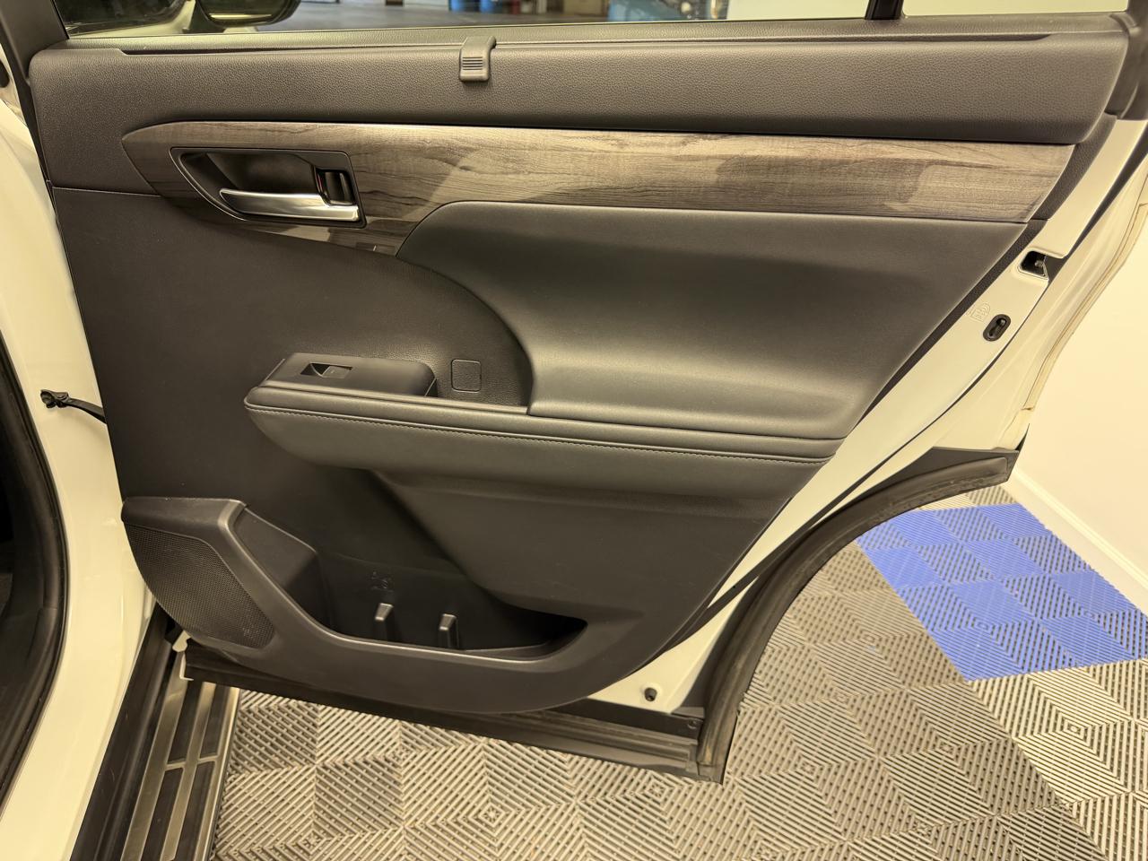 Toyota Highlander Limited FWD (Natl) 2021