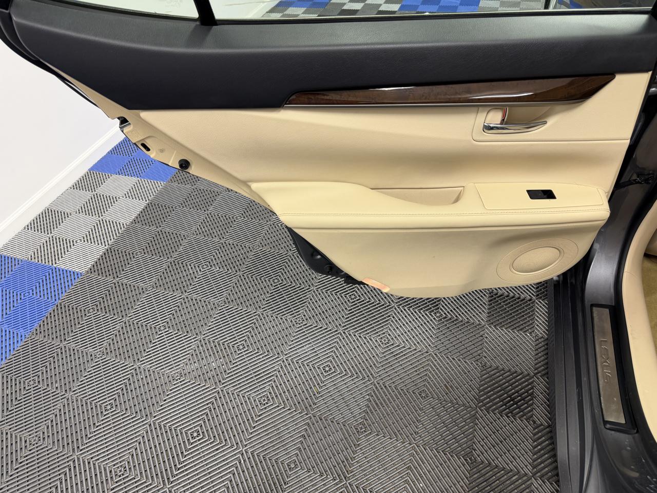Lexus ES photo 9
