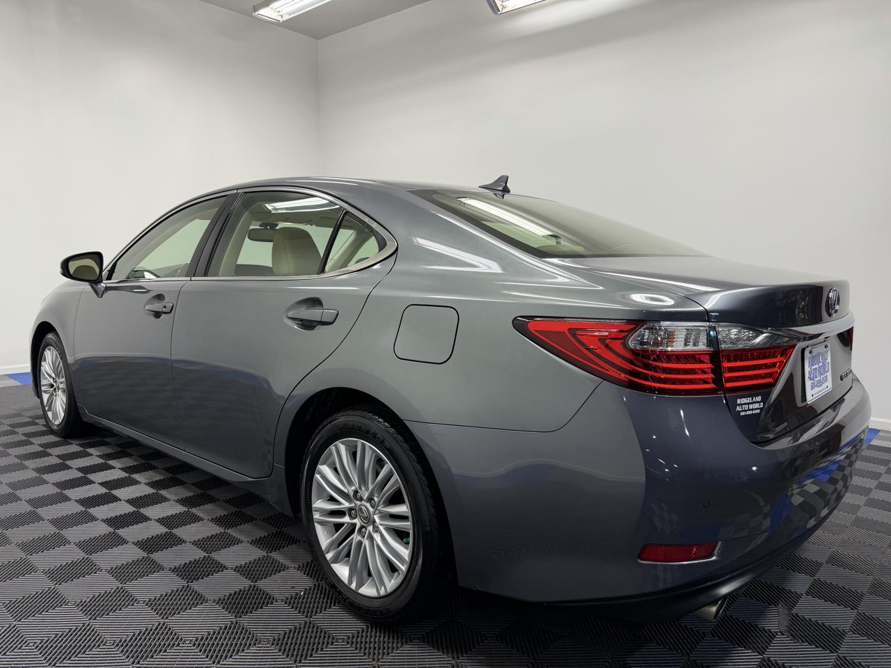 Lexus ES photo 10