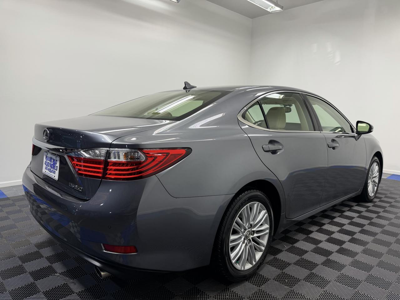 Lexus ES photo 12