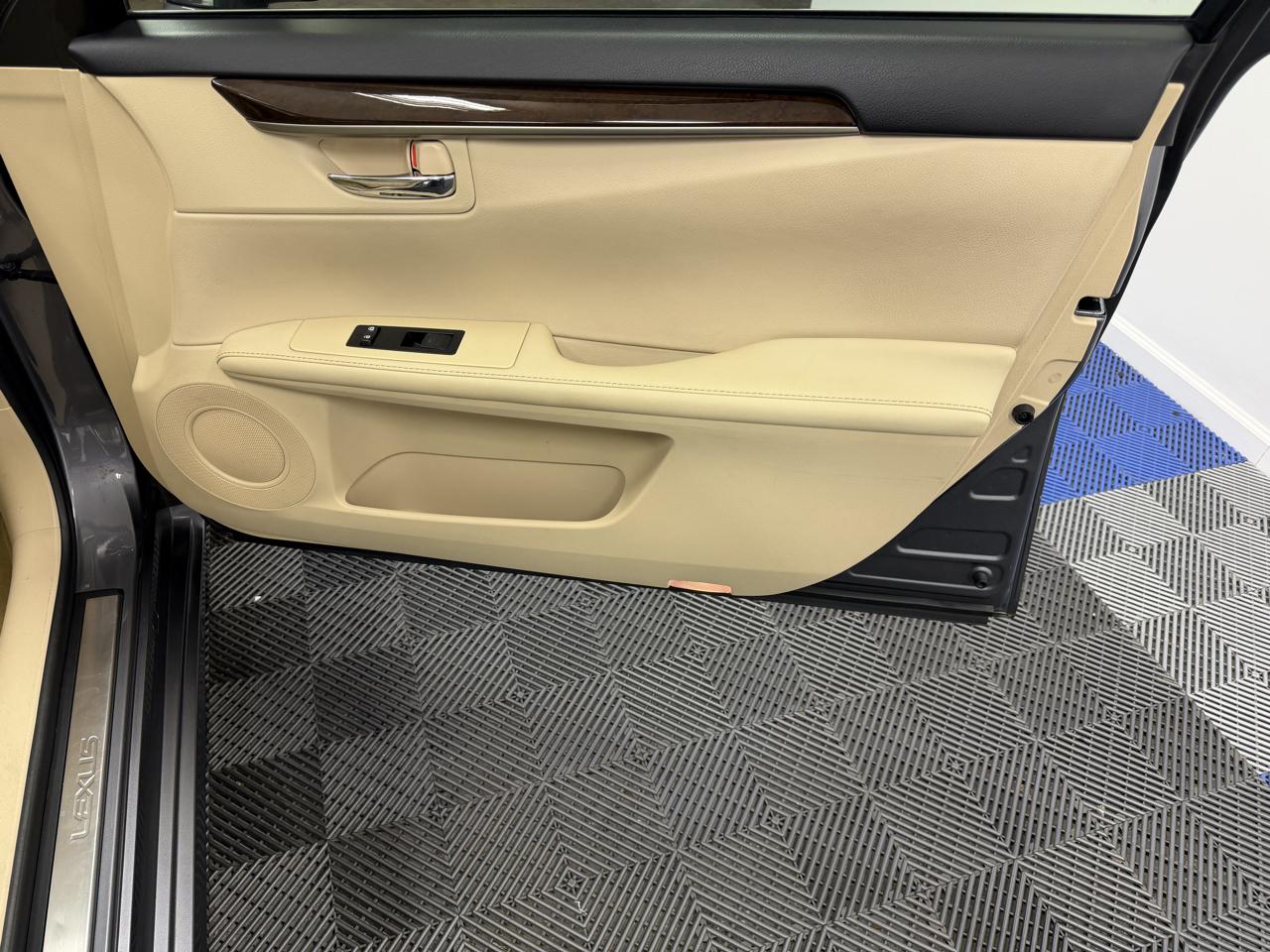 Lexus ES photo 14