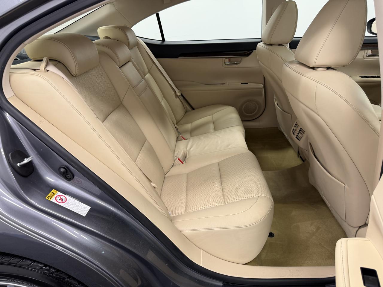 Lexus ES photo 16