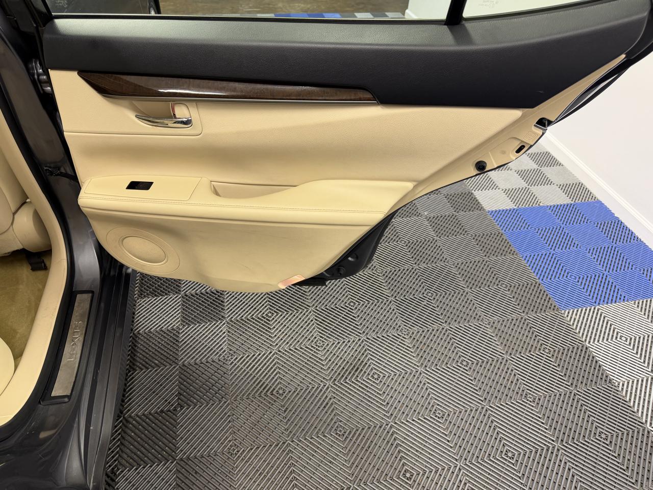 Lexus ES photo 17