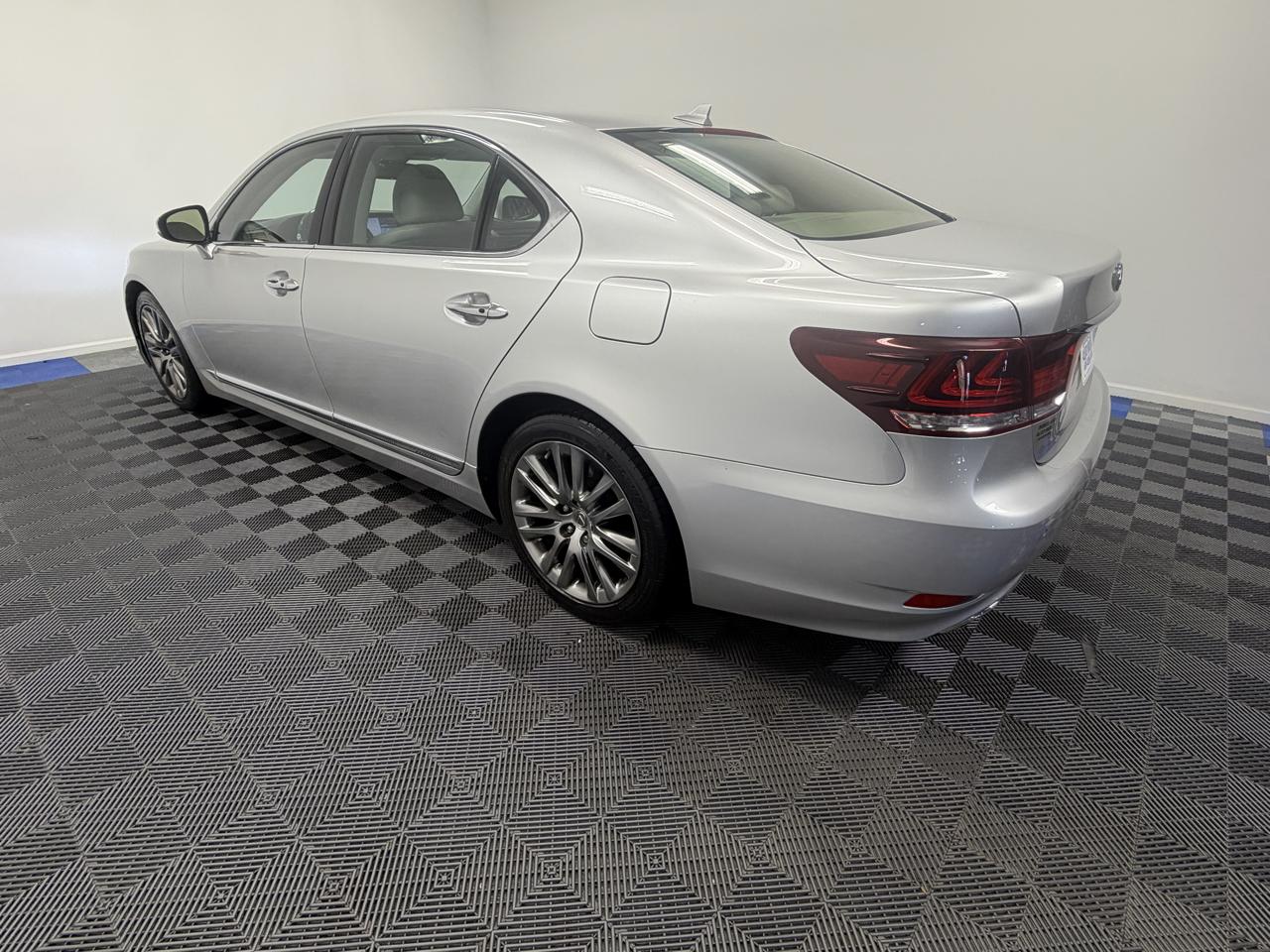 Lexus LS photo 9