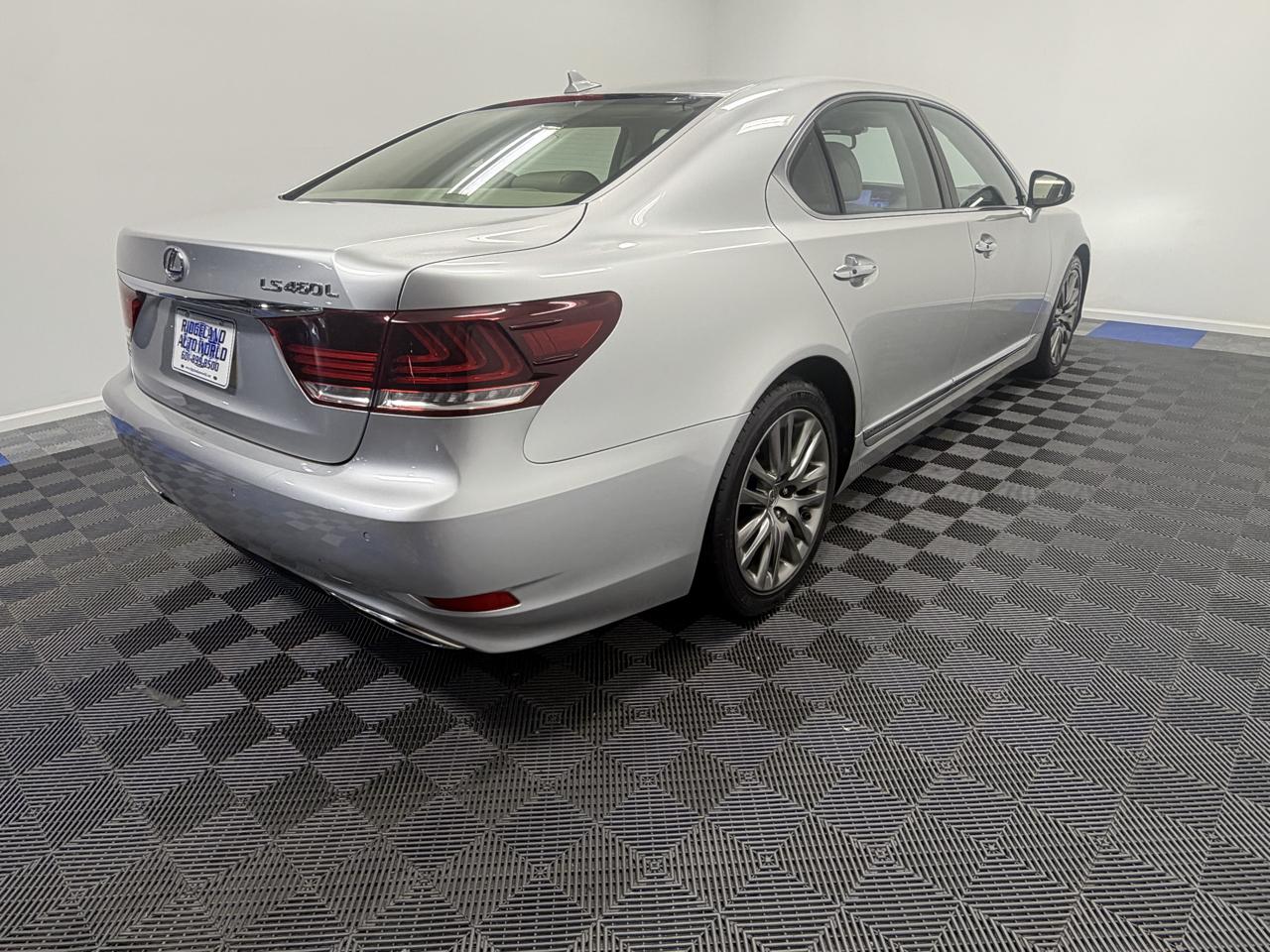 Lexus LS photo 11