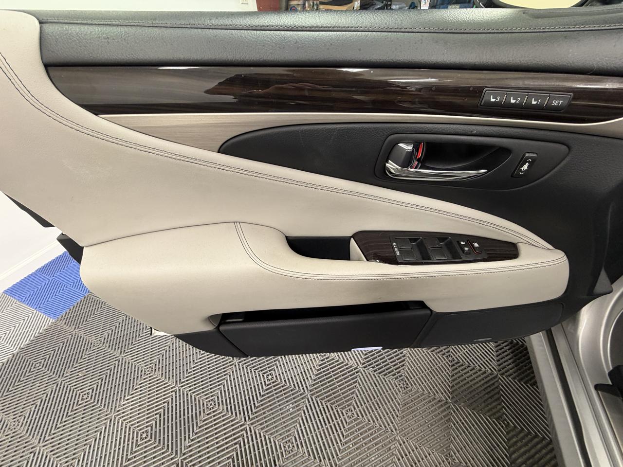 Lexus LS photo 13