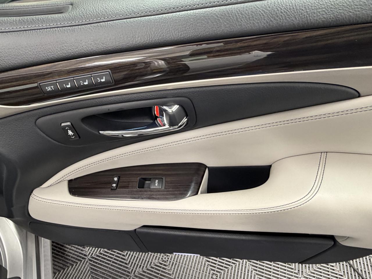 Lexus LS photo 26