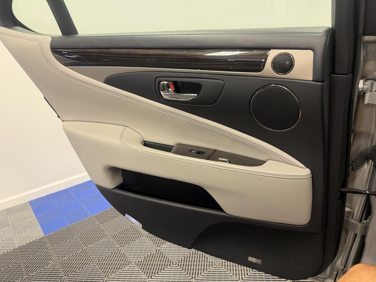Lexus LS photo 30