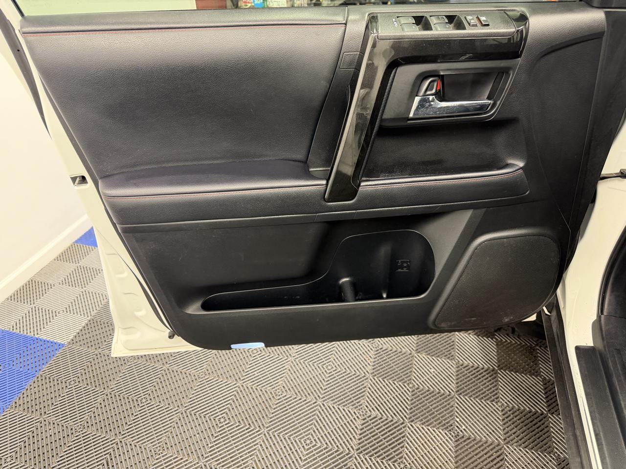 Toyota 4Runner Venture 4WD (Natl) 2021