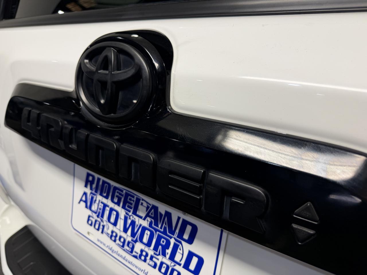 Toyota 4Runner Venture 4WD (Natl) 2021
