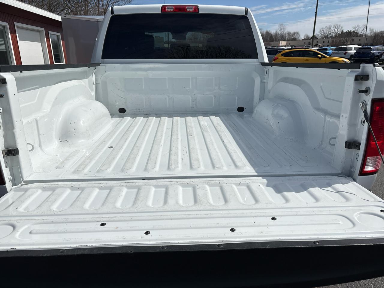 RAM 1500 Classic Tradesman 4x4 Crew Cab 5'7" Box 2023
