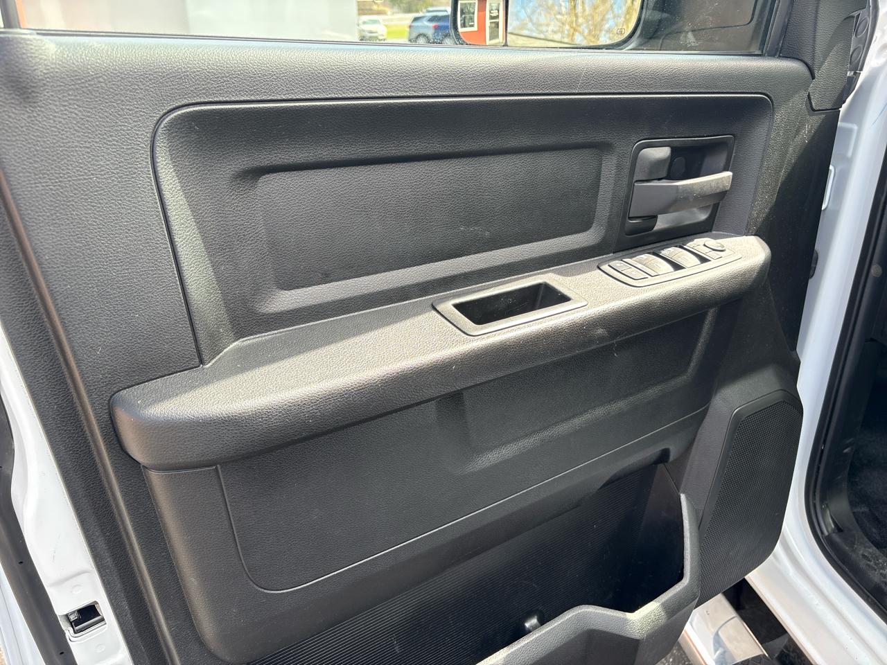 RAM 1500 Classic Tradesman 4x4 Crew Cab 5'7" Box 2023