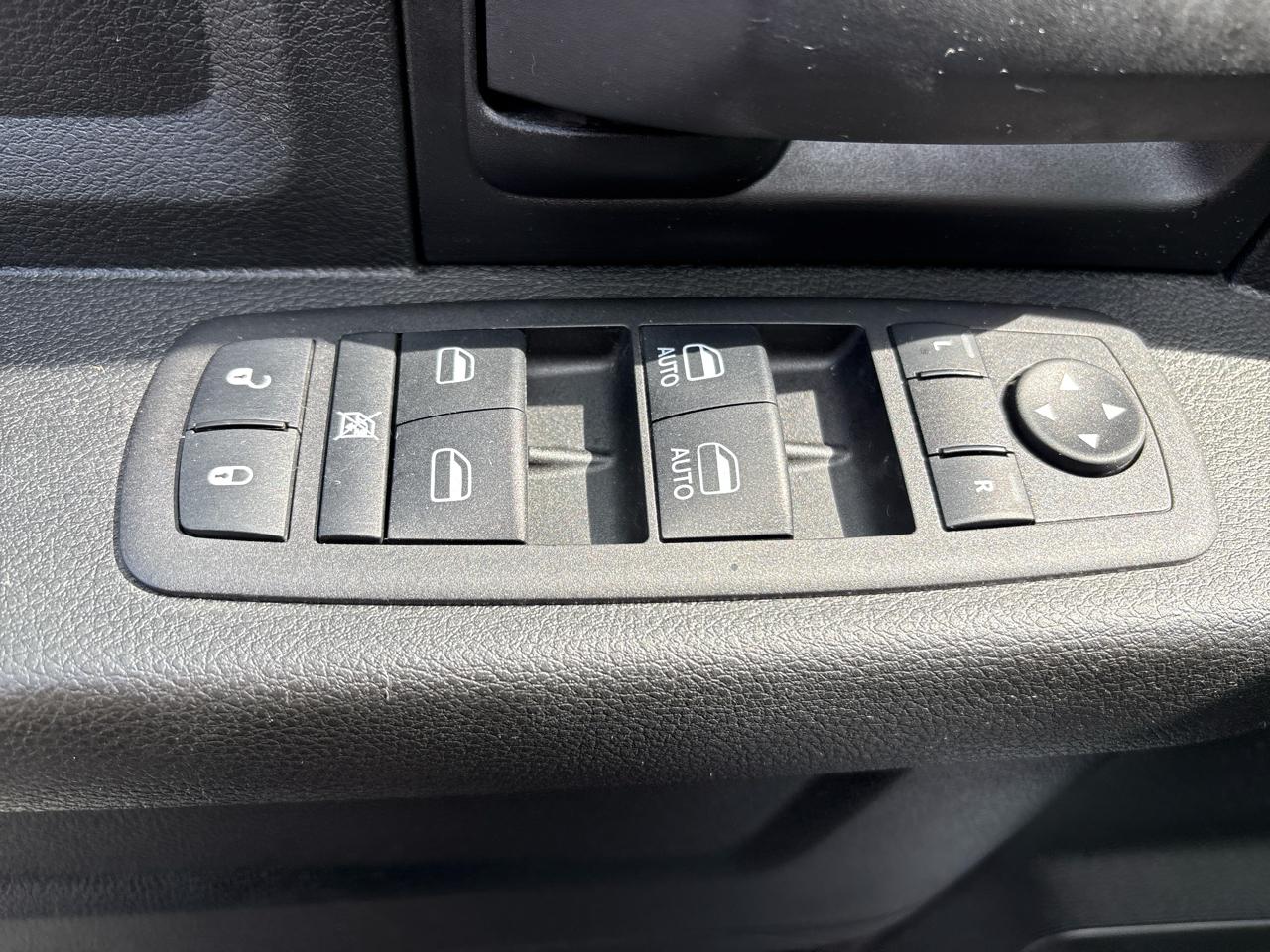 RAM 1500 Classic Tradesman 4x4 Crew Cab 5'7" Box 2023