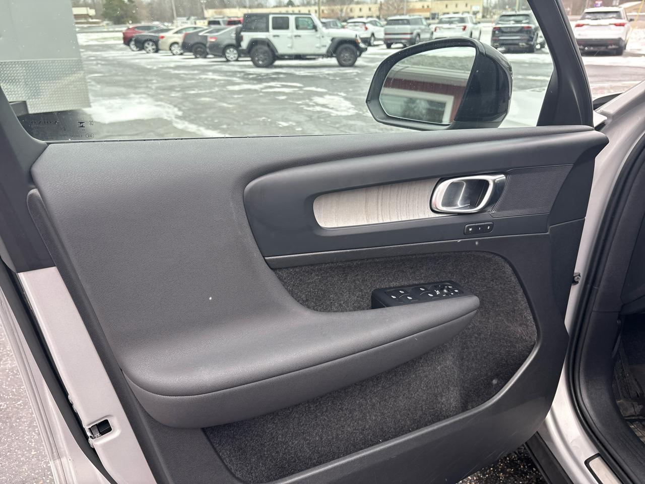 Volvo XC40 B5 AWD Plus Dark Theme 2024