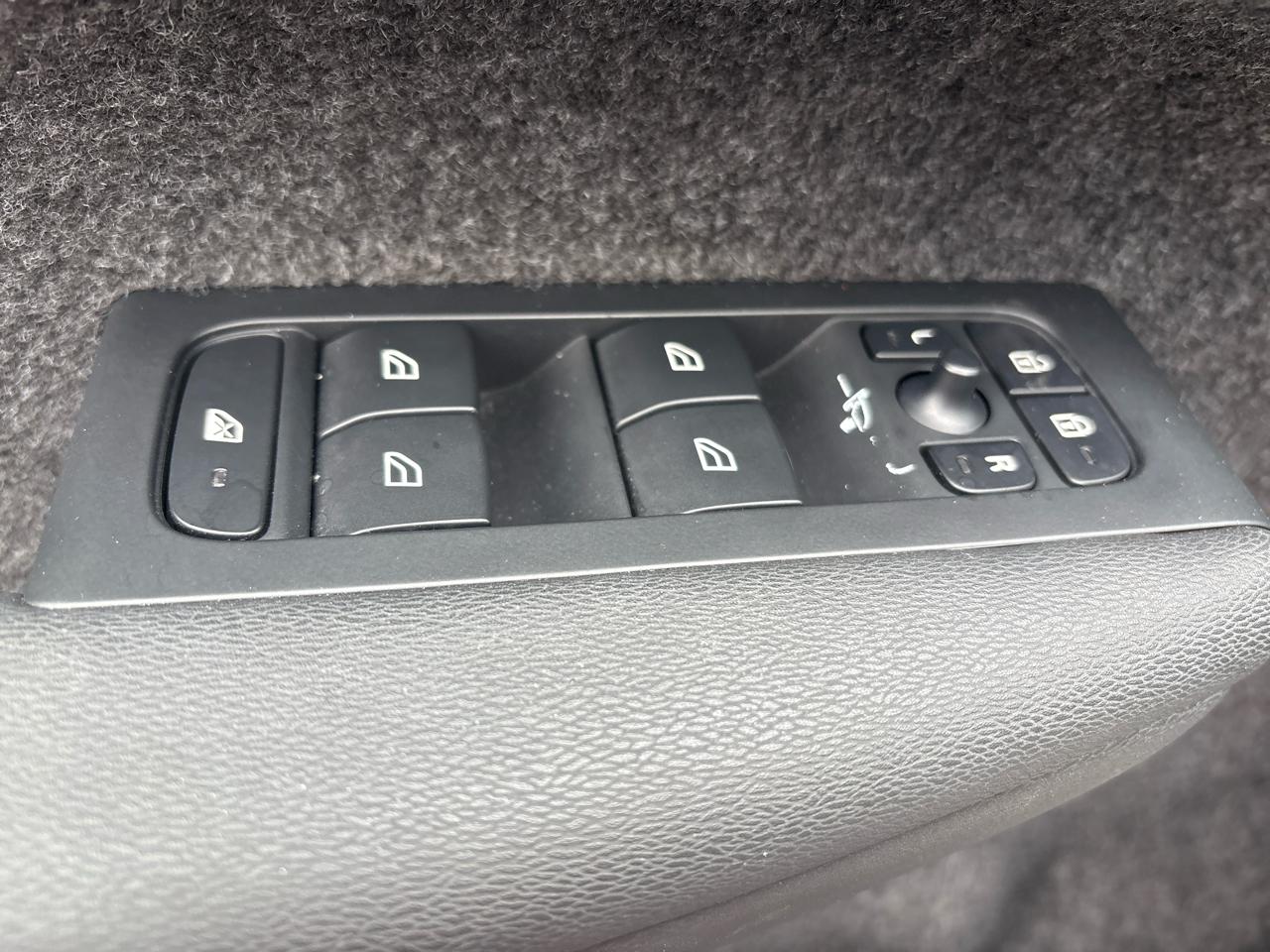 Volvo XC40 B5 AWD Plus Dark Theme 2024