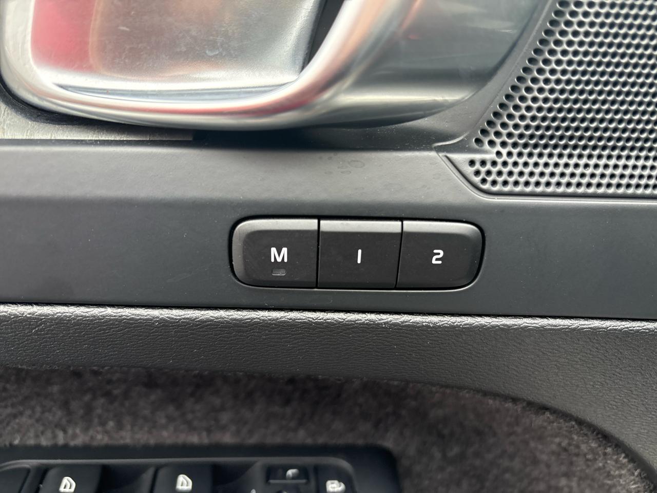 Volvo XC40 B5 AWD Plus Dark Theme 2024