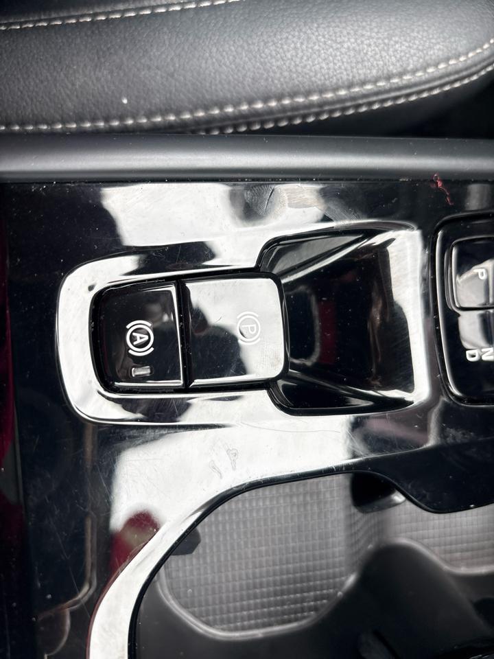 Volvo XC40 B5 AWD Plus Dark Theme 2024