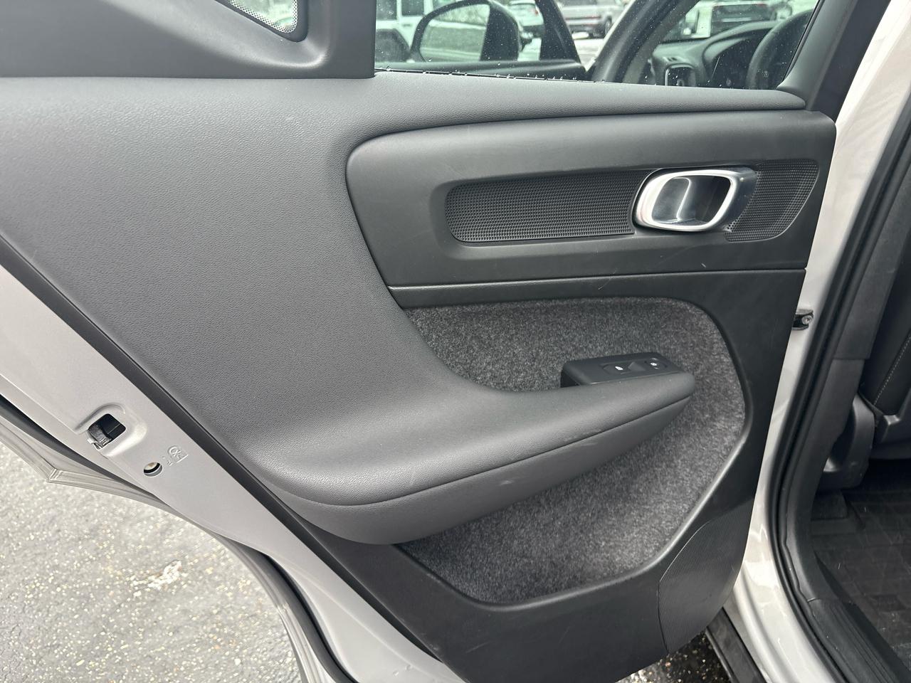 Volvo XC40 B5 AWD Plus Dark Theme 2024