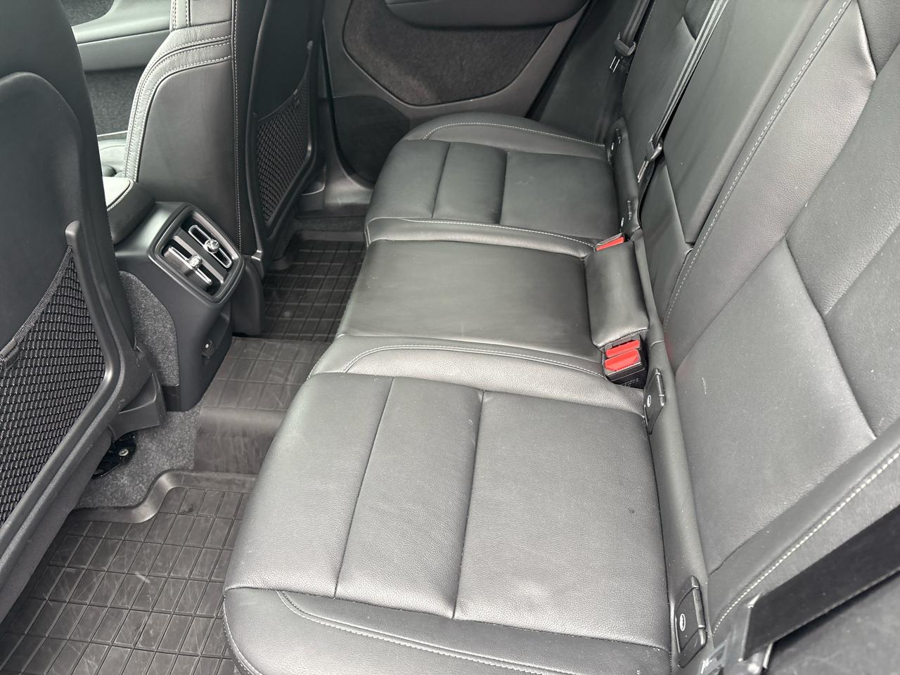 Volvo XC40 B5 AWD Plus Dark Theme 2024