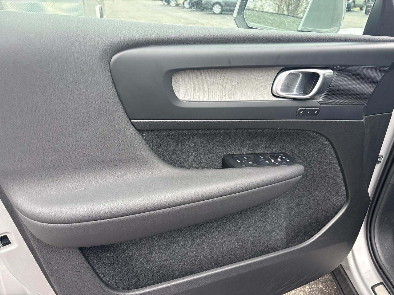 Volvo XC40 B5 AWD Core Bright Theme 2025