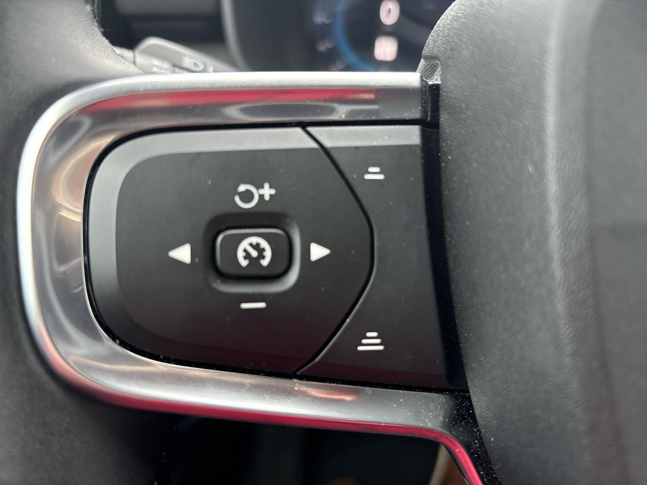 Volvo XC40 B5 AWD Core Bright Theme 2025