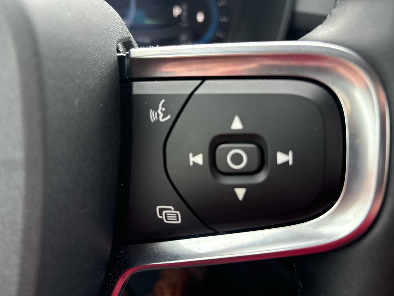 Volvo XC40 B5 AWD Core Bright Theme 2025