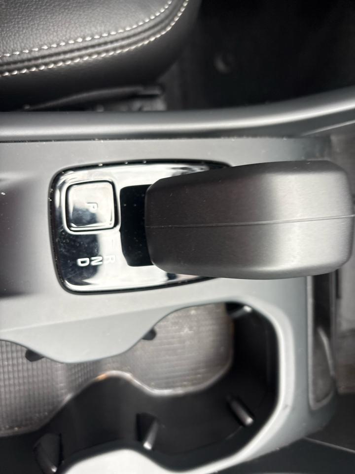 Volvo XC40 B5 AWD Core Bright Theme 2025