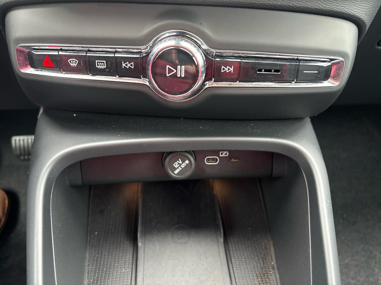 Volvo XC40 B5 AWD Core Bright Theme 2025