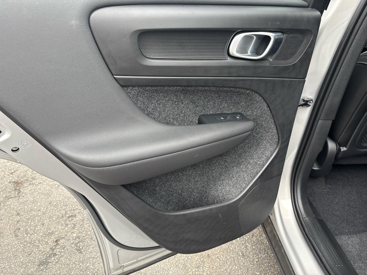 Volvo XC40 B5 AWD Core Bright Theme 2025