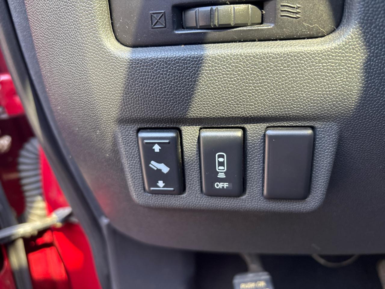 Nissan Titan 4WD Crew Cab SWB S 2011