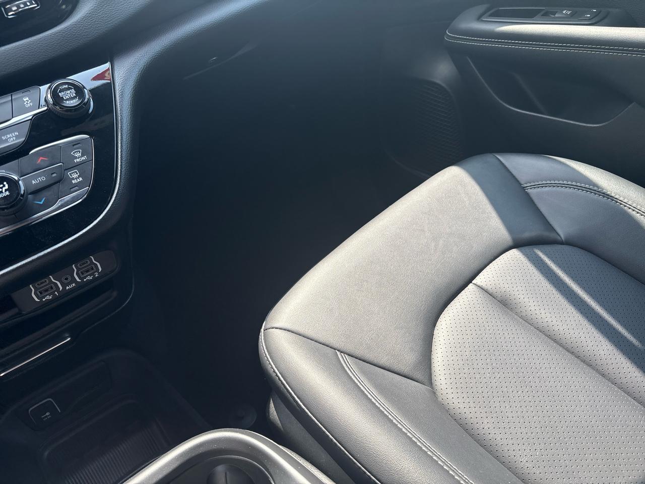 Chrysler Pacifica Select FWD 2025