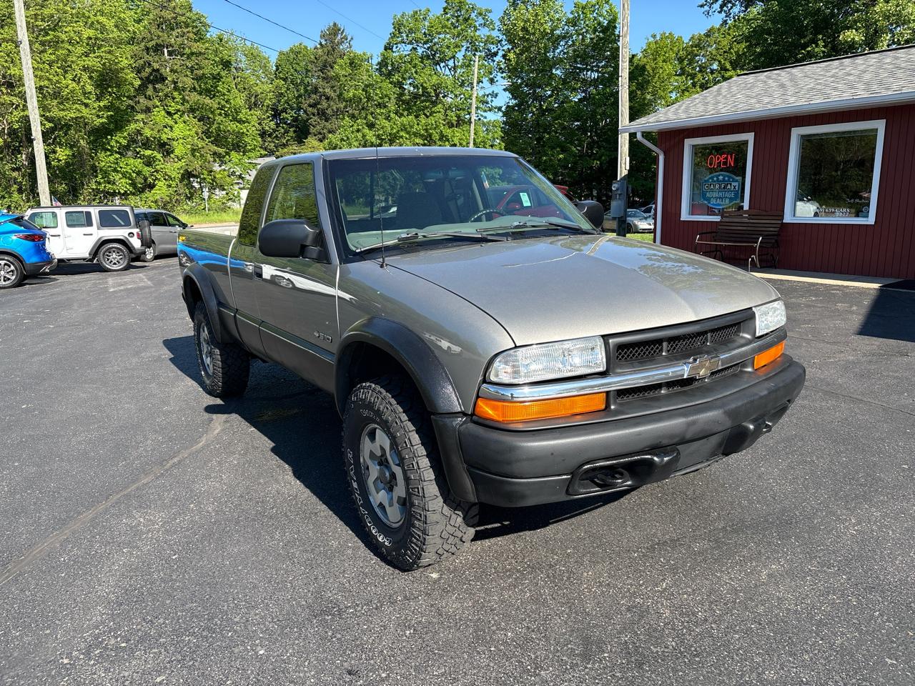 Chevrolet S-10 Ext Cab 123" WB 4WD LS 2002