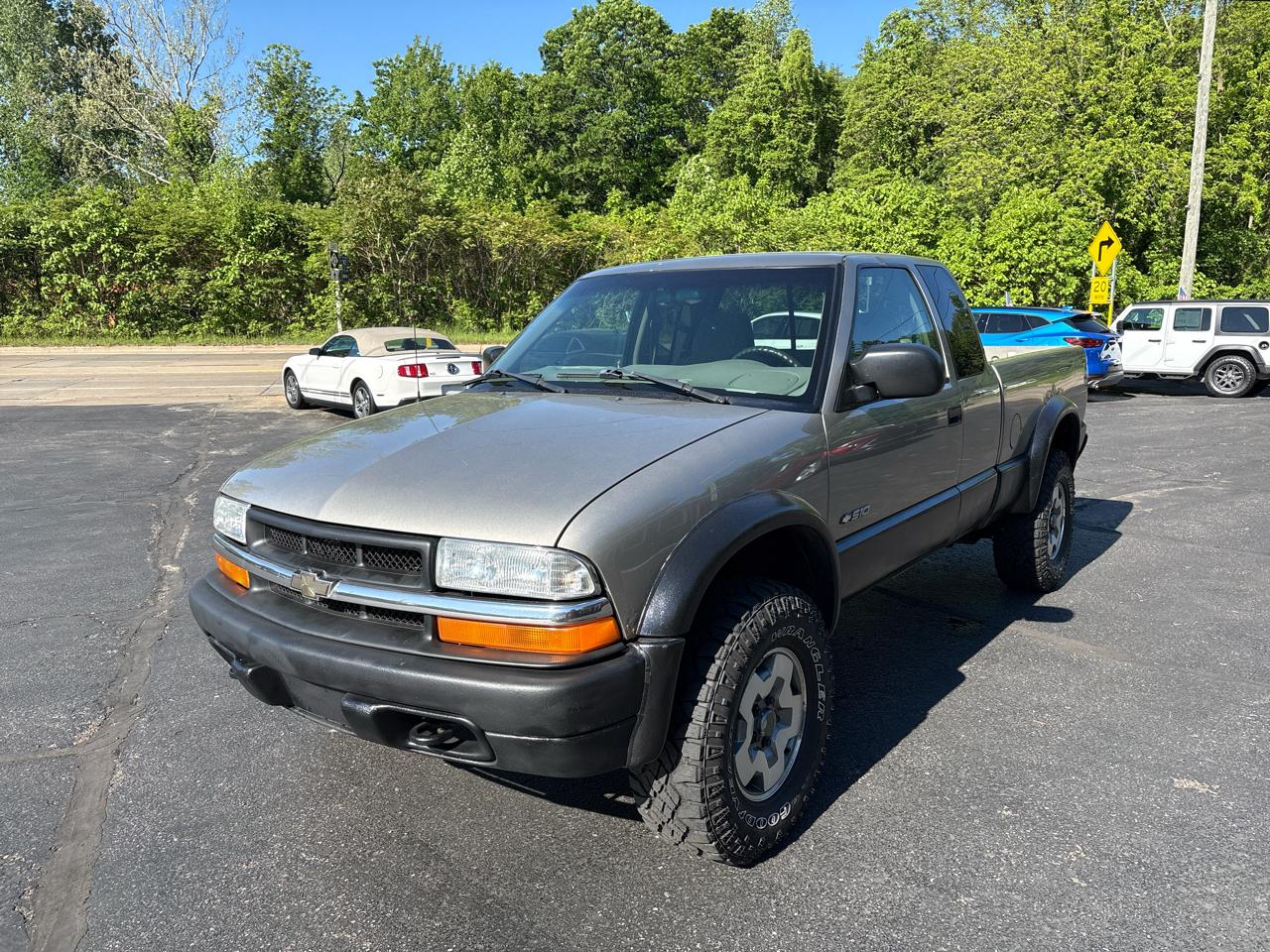Chevrolet S-10 Ext Cab 123" WB 4WD LS 2002