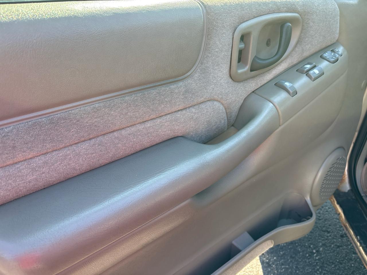 Chevrolet S-10 Ext Cab 123" WB 4WD LS 2002