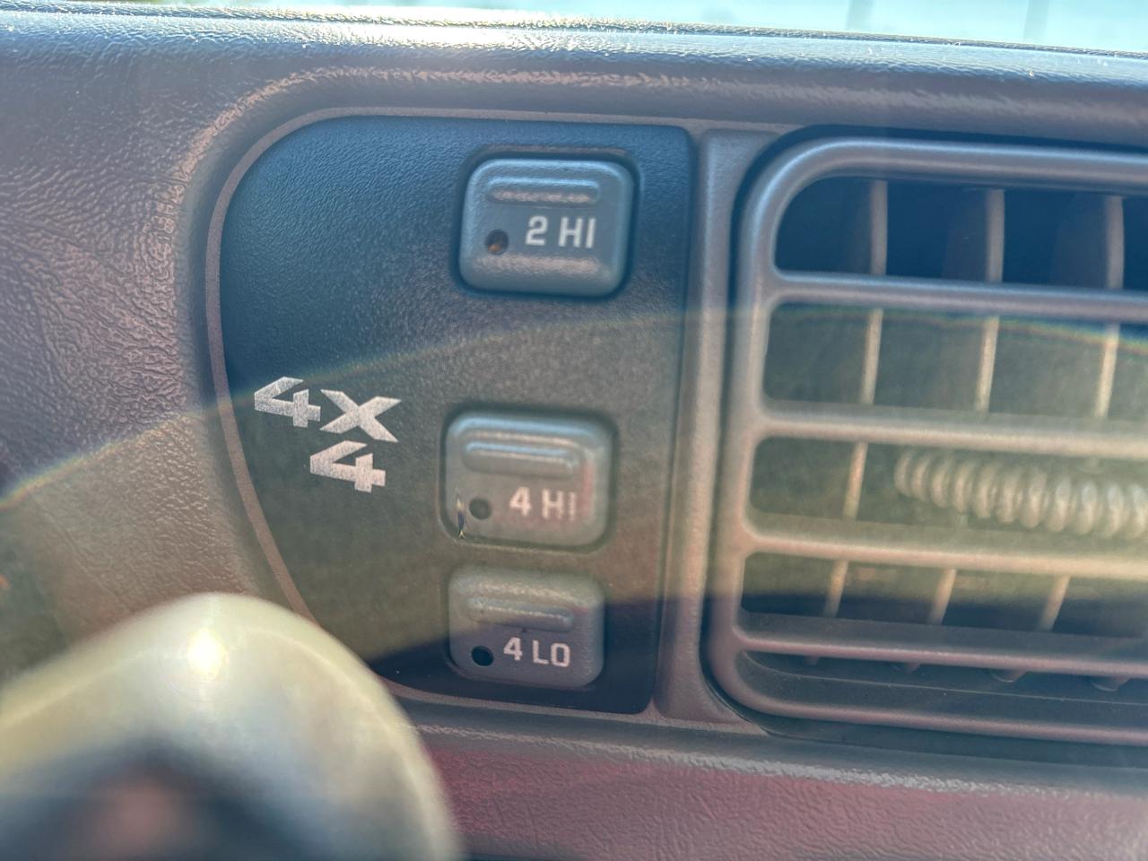 Chevrolet S-10 Ext Cab 123" WB 4WD LS 2002