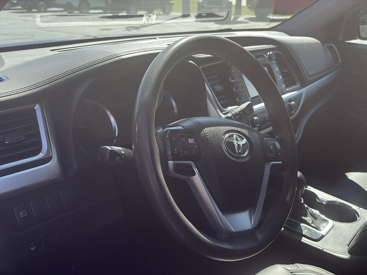Toyota Highlander LE V6 AWD (Natl) 2019