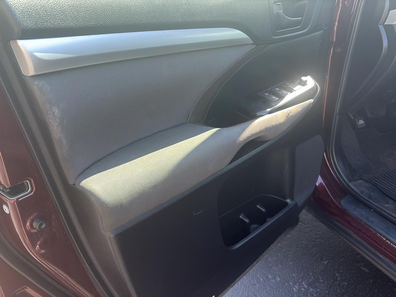 Toyota Highlander LE V6 AWD (Natl) 2019